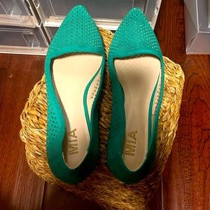 Mia slip on green shoes | worn once | size 7.5